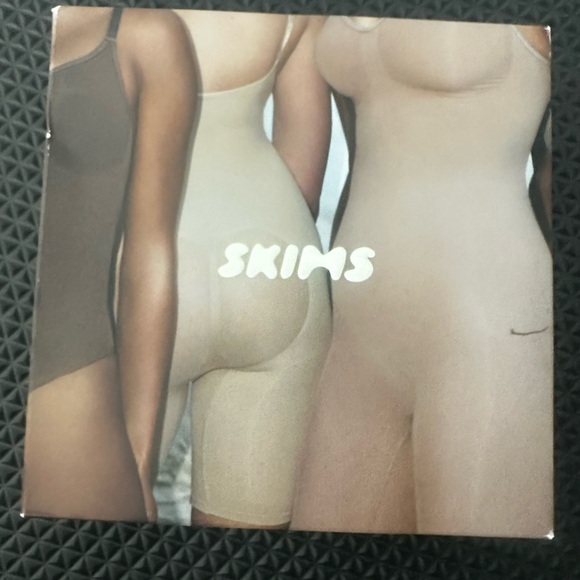 SKIMS Seamless Sculpt Mid Thigh Open Gusset Bodysuit Ochre - Picture 2 of 4